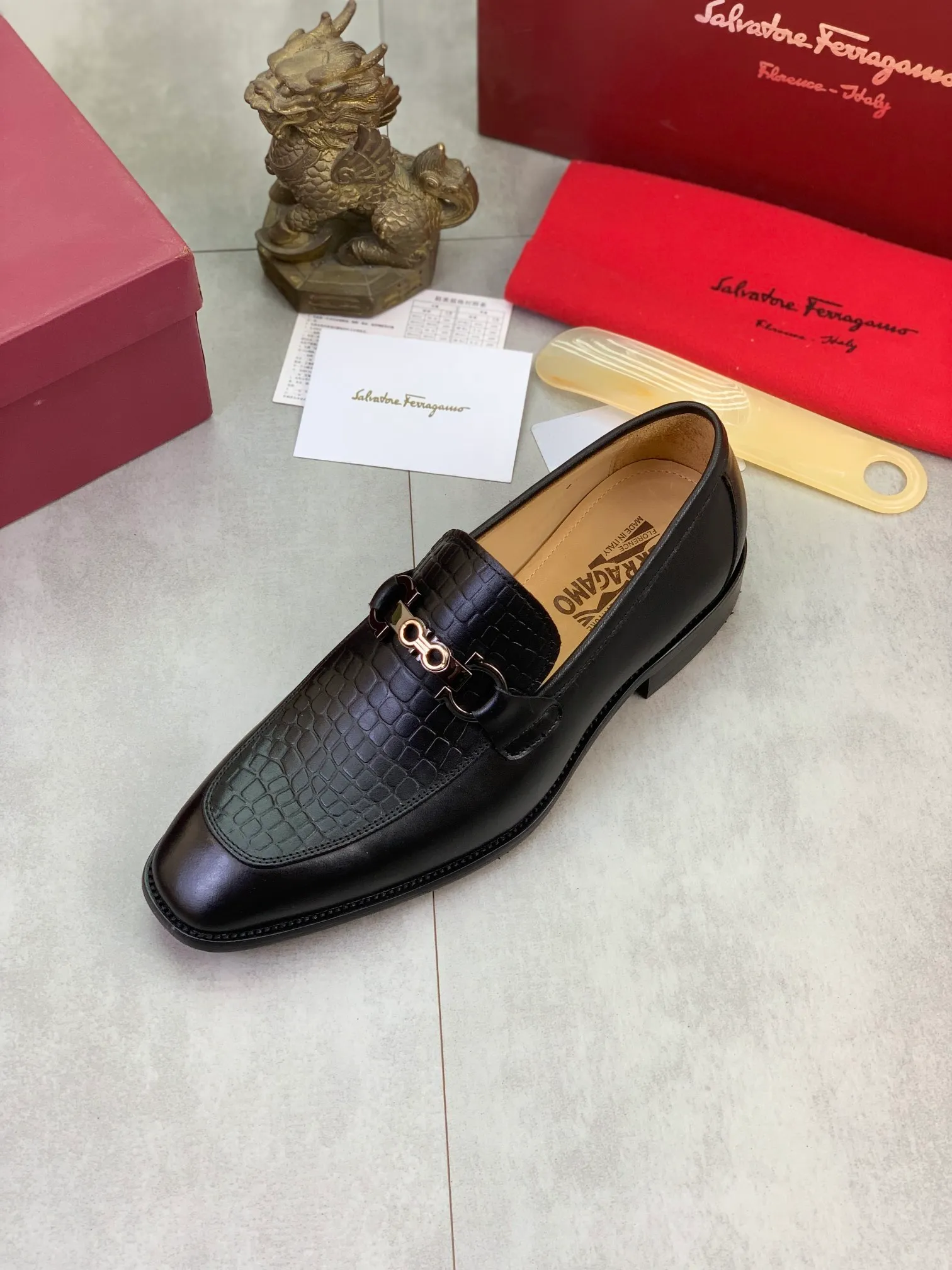 Men's Men's Shoes 💰P460💰[New Style] Water-dyed Niuli 🆘[Salvatore Ferragamo] Ferragamo's latest casual business leather shoes for men! Available at counters simultaneously! The fabric is made of specially imported original calfskin, and the interior is made of imported water-dyed cowhide. It is absolutely luxurious and leads the fashion trend. Matching code: 38-47 black optional